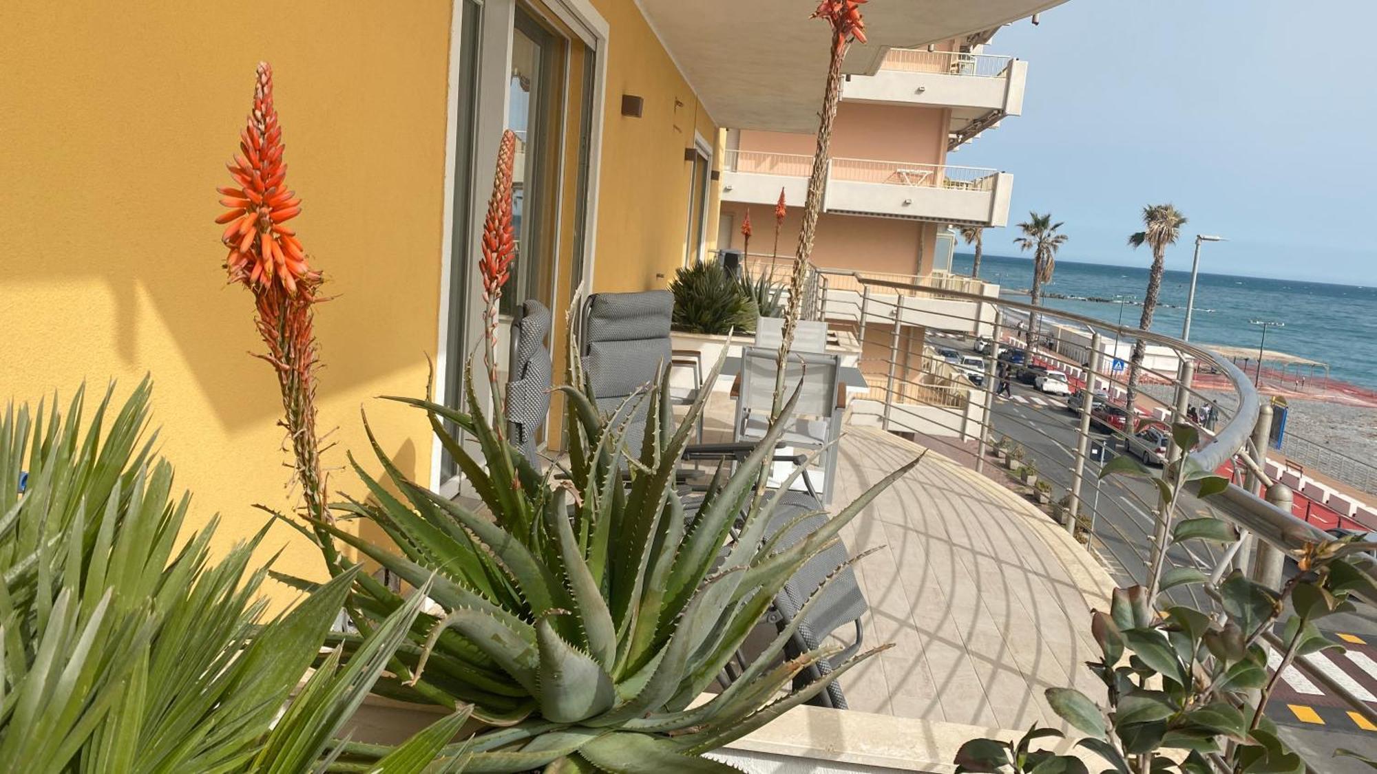 Apartamento Mare Blu Ventimiglia Exterior foto